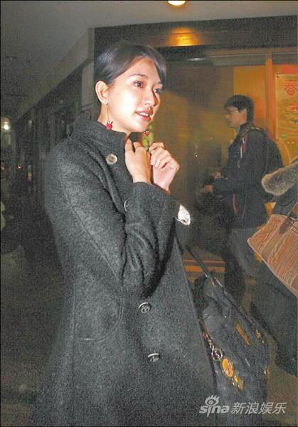 林志玲年后心宽体胖出门遮脸避镜头(图)
