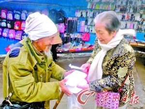 老太连续11年春节为乞丐派送盒饭(组图)