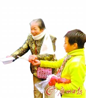 老太连续11年春节为乞丐派送盒饭(组图)