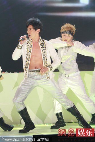 吴奇隆录节目展示单手后空翻创最高收视率(图