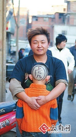 小朋友爱剪“虎”头 理发师独创百种发型(图)