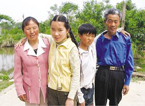 镇江一对夫妻谢绝各界资助将3个孩子养大(图)