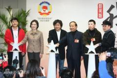 《我们》群英版北京发布冯小刚陈道明现场合唱
