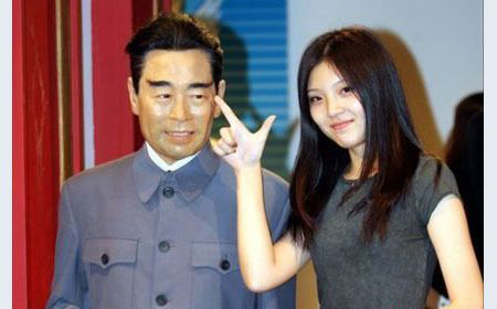 照片中一名女生和毛主席