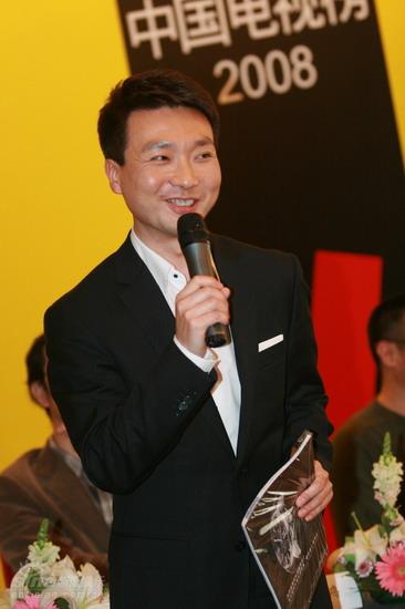 康辉流鼻涕播新闻获谅解 观众:主播是人不是神