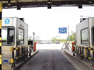 大货车为逃30元过路费强行冲卡 撞死收费站班