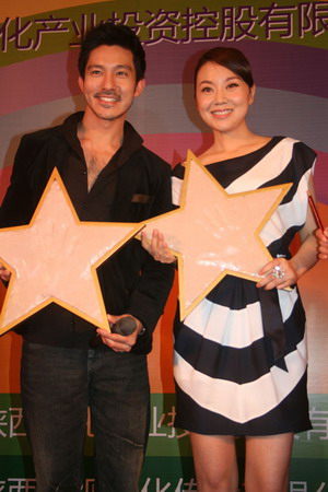 闫妮加冕全民偶像 张小五获封创业励志典范_