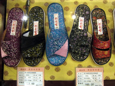 北京/北京内联升鞋业有限公司团支部书记齐璐璐是“80后”。