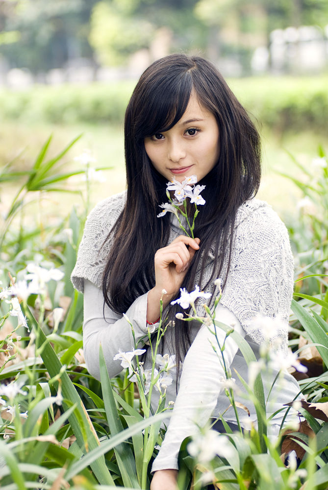 <em>罗震环</em>担任《龙之谷》真人导游 风格清新空灵