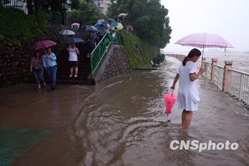浙江强降雨致80.8万群众受灾 转移人口2.3万-浙