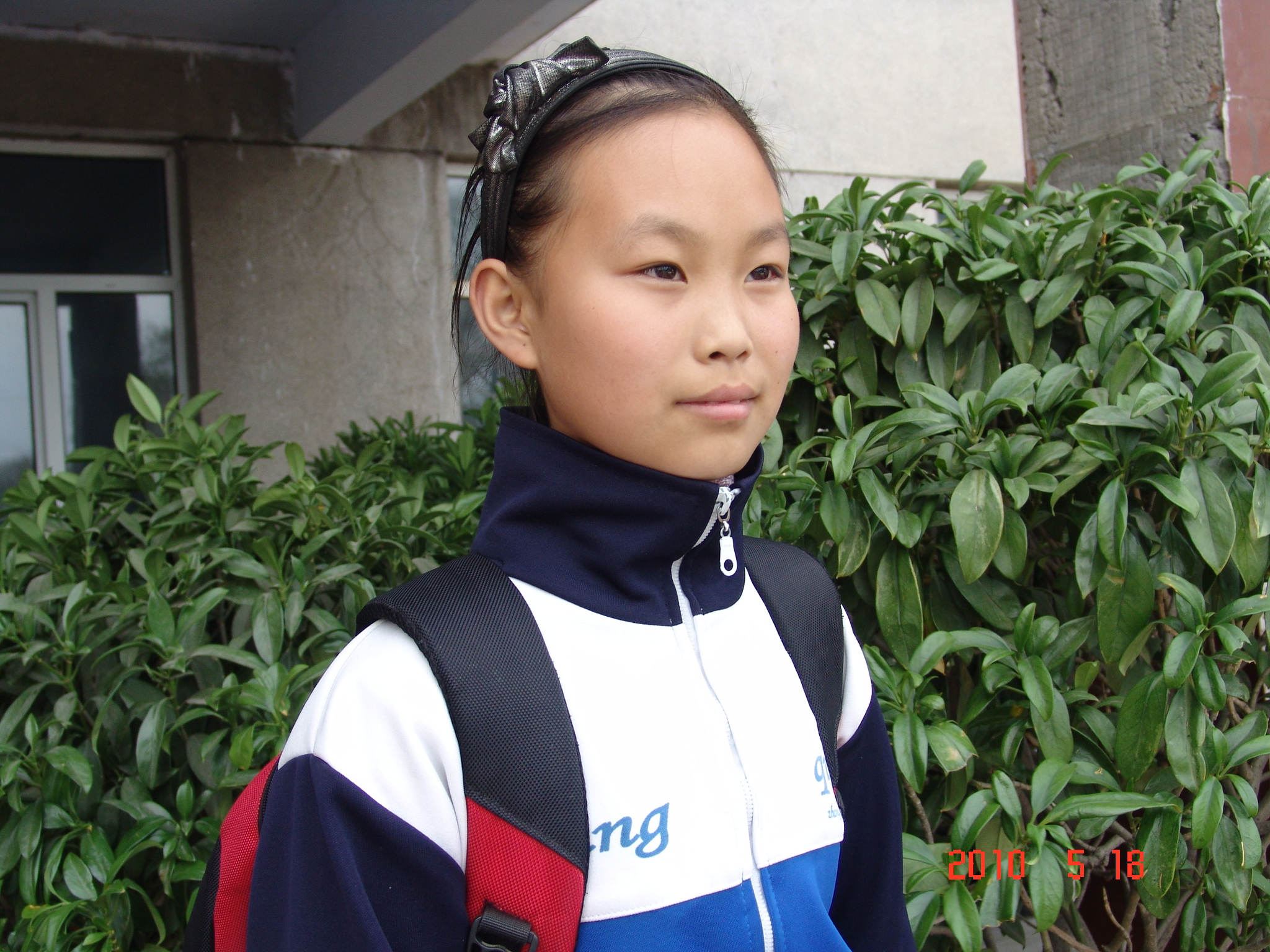 十佳女孩张海琪:留守儿童也一样精彩 12岁的留守儿童张海琪,是佳木斯市郊区长青中心小学五年三班学生,现任学校大队长、班级学习委员。小海琪从小就聪敏、活泼,上学后,她的天资得以充分展现。在家里,她是位孝敬长辈、独立自强的好孩子;在学校,她是位品学兼优、乐于助人、热心参与各种学校活动的优秀少先队员。她的学习成绩让同学们啧啧称赞,她的高尚品德和管理能力让老师刮目相看,更重要的是她有着与同龄人不同的独特个人魅力与执著、自强不息的精神,使她在老师、同学和家长的心目中变得独一无二,出类拔萃。 小海琪出生在一