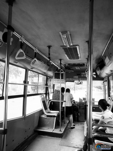 左手开车右手摸女友脸 三亚公交车司机丢饭碗(图) -手摸|公交司机|开除-东北网社会