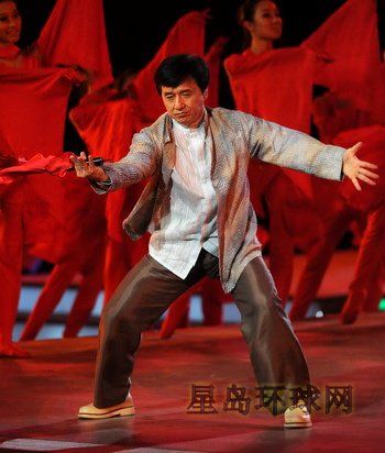 成龙现身武专会揭幕式 看技击参加奥运-成龙