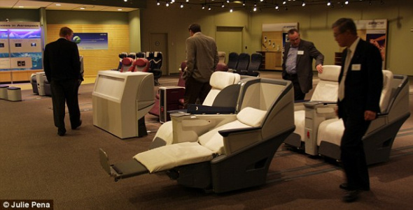 揭秘波音787梦想飞机:出自全球最大建筑内-飞