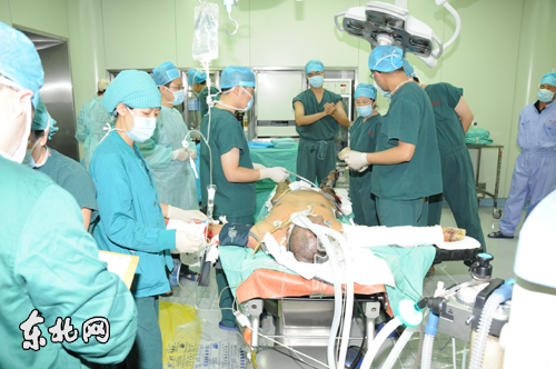 春空难重度伤员在哈医大一院成功接受清创植皮手术