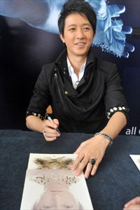 韩庚歌迷苦等18小时要不到签名 飙泪打保安-韩庚