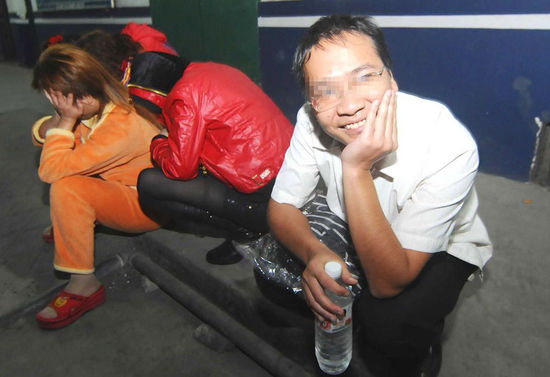 发廊内涉黄被抓 笑对警察称为贺生日<em>走错门</em> - 