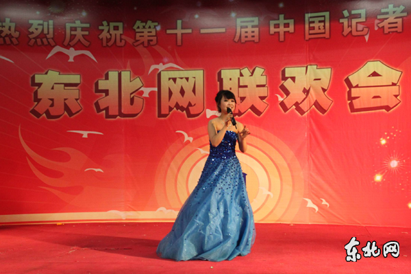 由新闻网播主持人梁镌文表演的歌曲《湘江情歌.