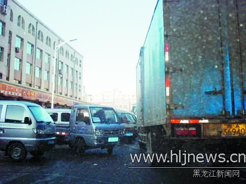 哈尔滨南极新商圈通道遭小货车堵住 混乱停放