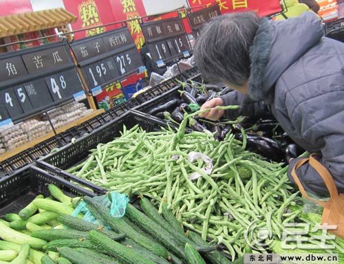 记者走访哈尔滨多家超市 关注蔬菜价格从 批发