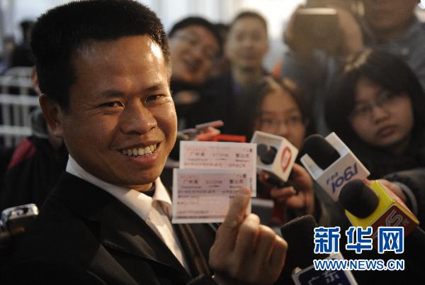 武广高铁售出首张实名制车票 市民称电话订票