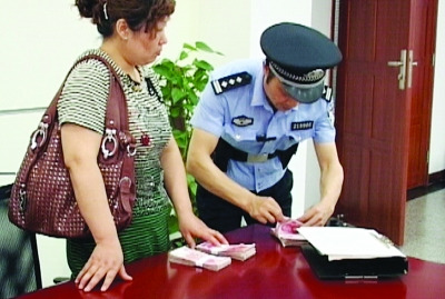 取款3000银行给3万下岗女工三次登门还款却遭拒