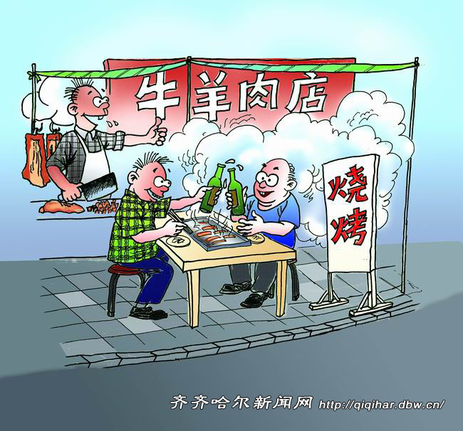 东北网齐齐哈尔6月9日讯 超市、牛羊肉铺的经营者在公共场地支张帐篷放几张烧烤桌,摇身变成了烧烤店,近日我市大街小巷遍布这样的餐饮场所,人们对此议论纷纷。市民:如此餐饮符合食品安全吗? 记者利用端午节三天小长假暗访了超市和牛羊肉铺开的烧烤店,每家的门前都车水马龙。超市利用自身的优势,销售啤酒、饮料等商品;牛羊肉铺利用卖肉的便利条件,然后利用有限的门前空间架设烧烤桌,吸引食客。一位曾经在超市食用过烧烤的市民说,消费者在此吃饭图的方便,不出小区就可以享受烧烤美味。 担心也是有的,如食品安全问题,这些