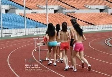 韩国美女边跨栏边将自己脱得精光(组图)-博览-