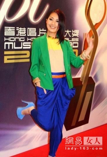 绿色上衣配蓝色裤子_