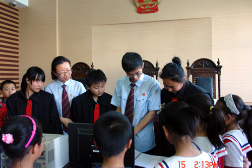 哈尔滨小学生争当大法官 模拟法庭开庭了-