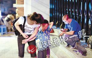 重庆儿童医院挂号难 孕妇怀孕八月清晨排队 组