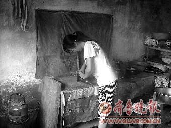 女高中生高中贫寒为吃免费午餐食堂卖饭4年v高中二福利家境制度历史图片