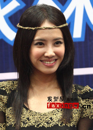 初秋<em>女</em>明星<em>中分发型</em>+气质又甜美