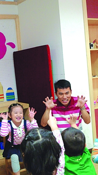 南京5幼儿园向小学借男教师兼职 男老师很缺很