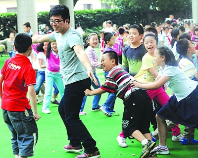南京5幼儿园向小学借男教师兼职 男老师很缺很