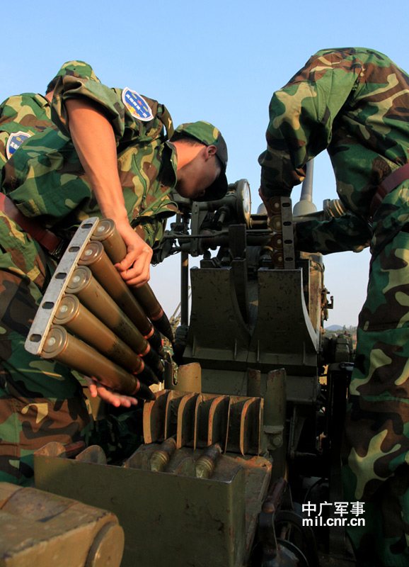 某预备役高炮师年终实弹射击考核现场