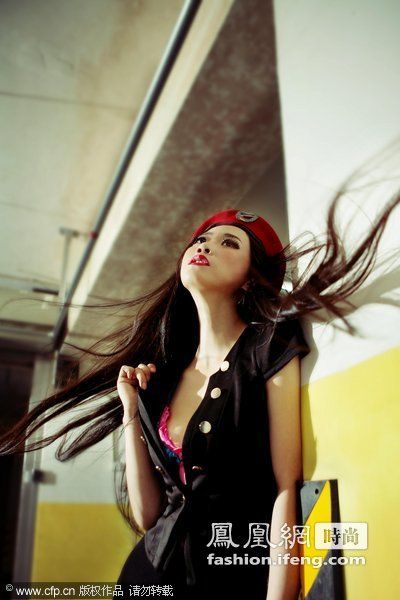 <em>芙蓉姐姐</em>拍写真,<em>招牌</em>动作上演制服诱惑