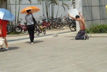 海南"认错哥" 裸身下跪负荆请罪(图)