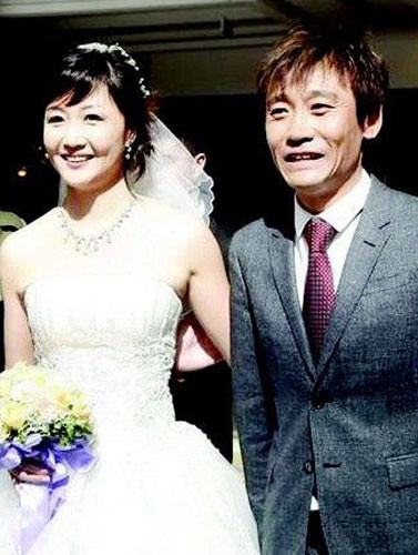 (高峰与新婚妻子)