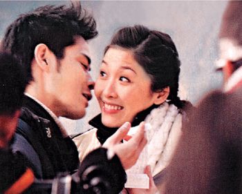 据周丽淇的闺中密友所说,郑嘉颖在2003年和周丽淇拍摄