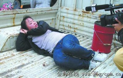 城管脱上衣殴打女摊贩 同事称其第一天上班-城