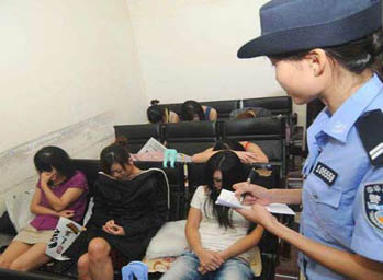 卖淫女被抓现场吓死嫖客真没违规吗?