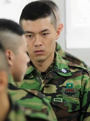 玄彬军中近况照曝光 莫西干 发型霸气外露-玄彬-