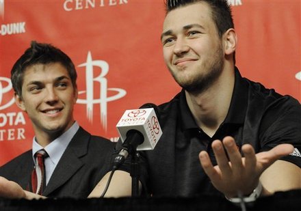 火箭新秀本季拒打NBA 莫泰尤纳斯留欧继续磨