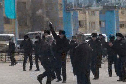 哈萨克斯坦石油工人示威酿冲突 现已11人死亡