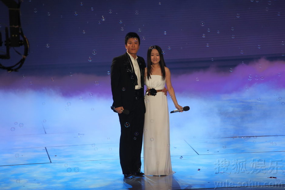 杨幂刘恺威公开恋情后首同台 杨钰莹春晚唱新