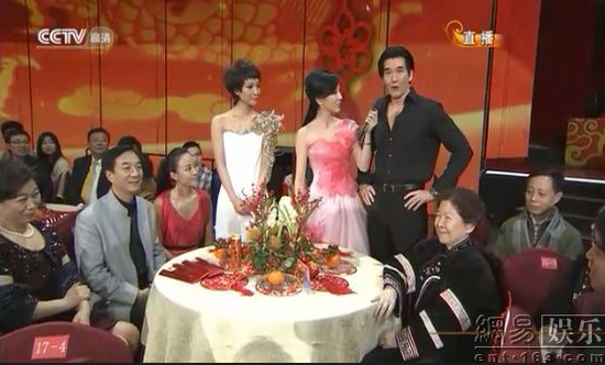 王珞丹携全家亮相<em>春晚</em>直播现场 姐姐很亮眼- m