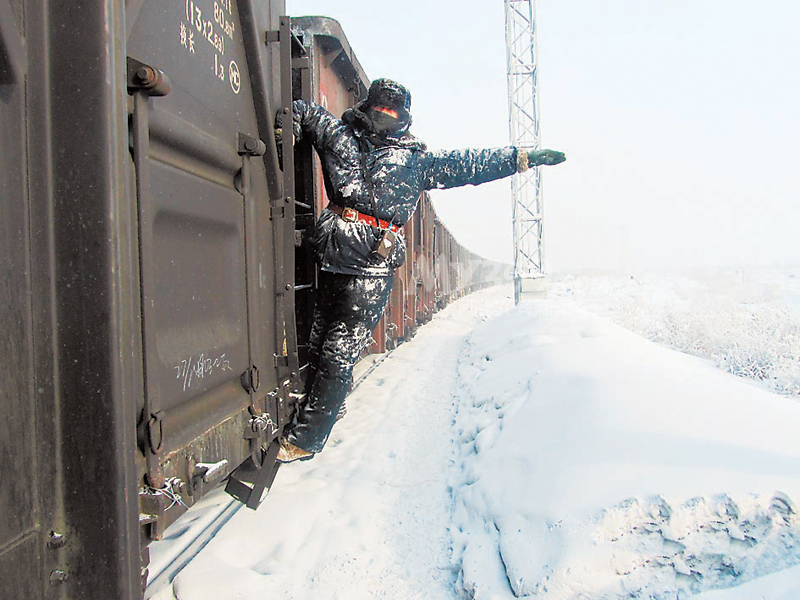 呼气成冰车门被冻列车上感受499极寒天气