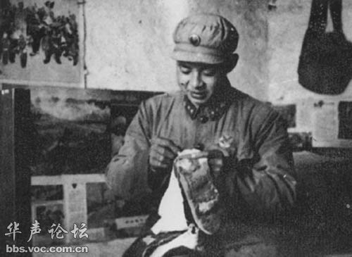 ,《中国青年报》等相继发表社论,评论和介绍雷锋事迹的文章.一高清图片