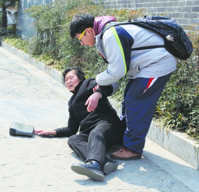 老人腿疾发作摔倒 <em>高中生</em>伸手相扶 图-老人|摔倒